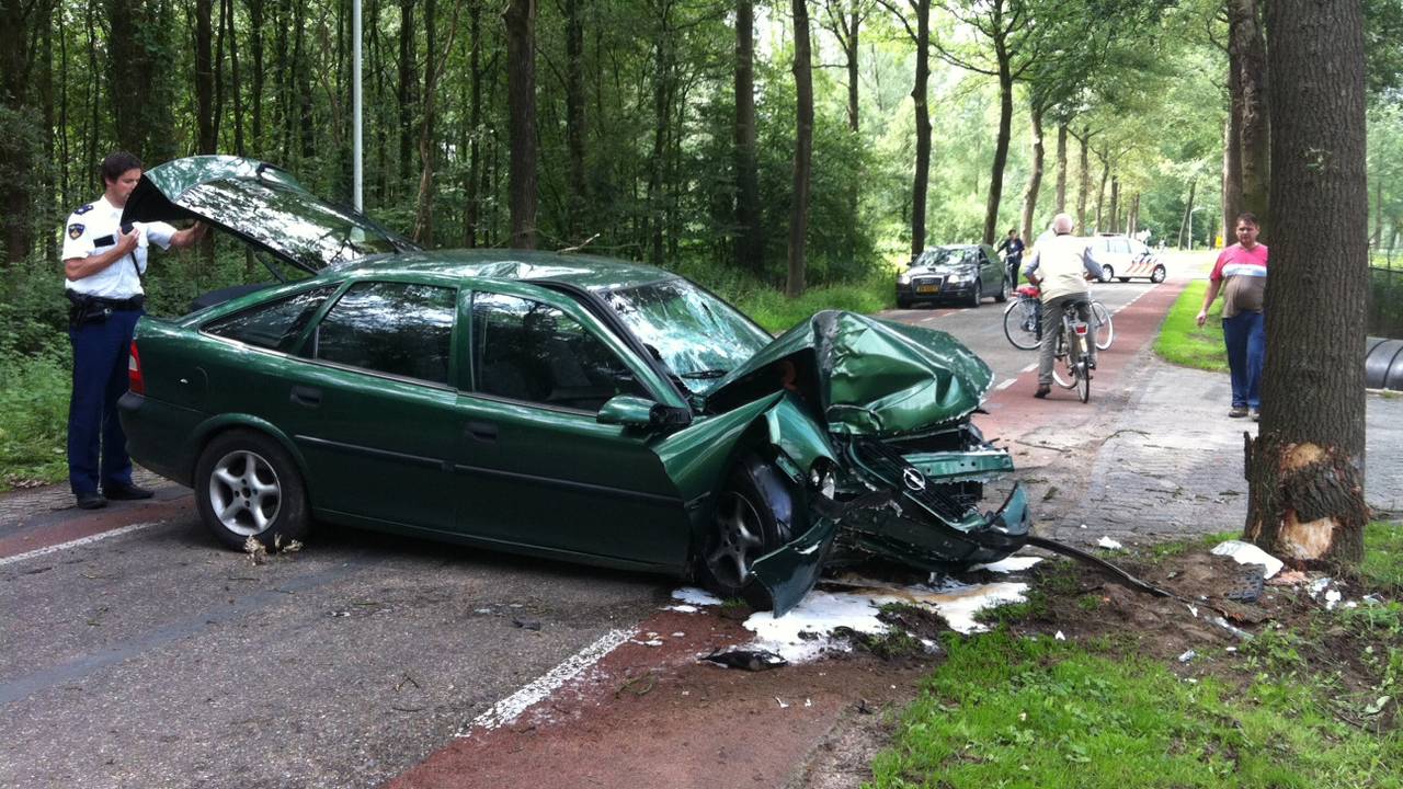 De auto stond dwars over de weg. (foto: SQ Vision / Sander van Gils)