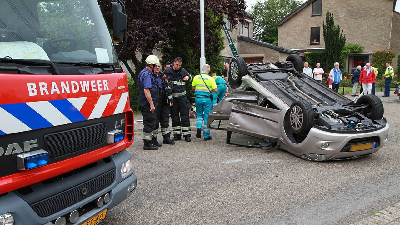 Een auto belandde op de kop. (foto: SQ Vision / Gabor Heeres)
