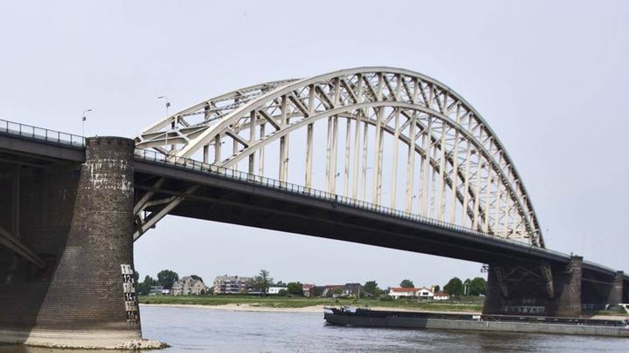Het ongeval gebeurde bij de Waalbrug. (ANP)