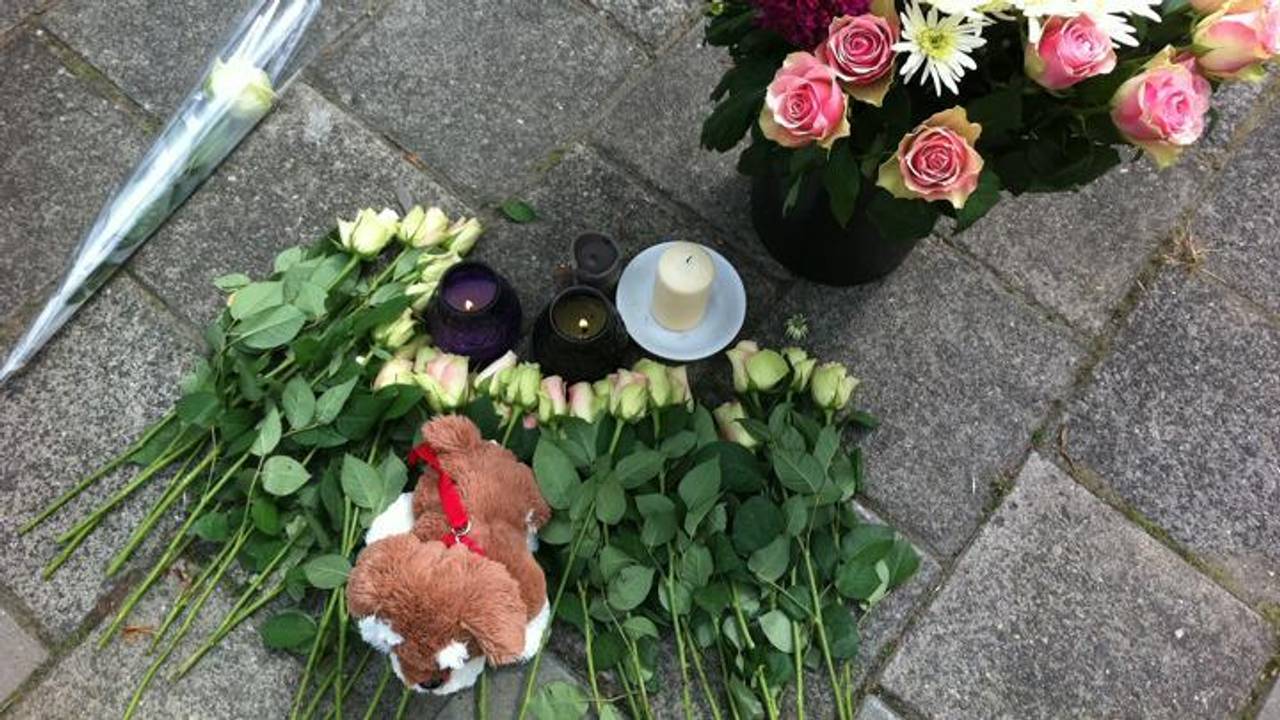 Bloemen op de plek van de schietpartij (foto: Marieke Boerefijn)