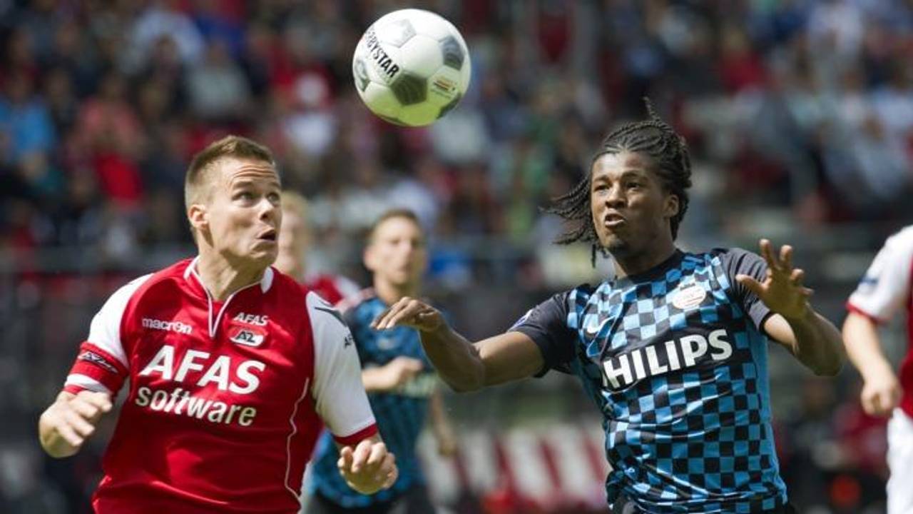 Moisander in duel met Wijnaldum (Foto: ANP)