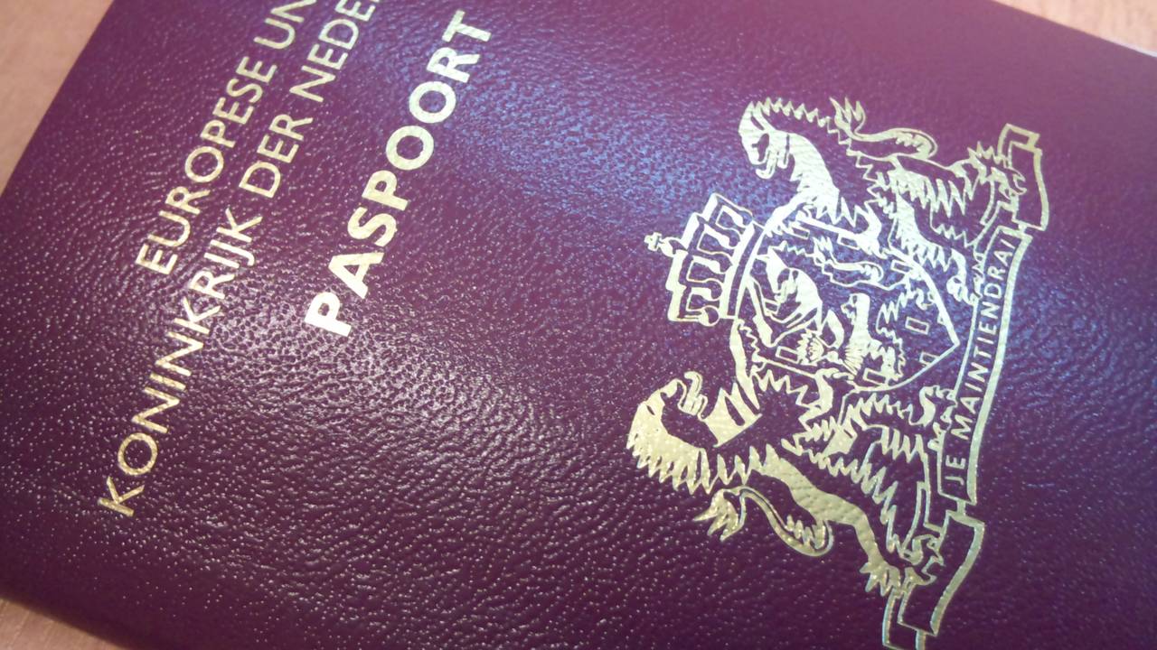 Paspoort laten zien!