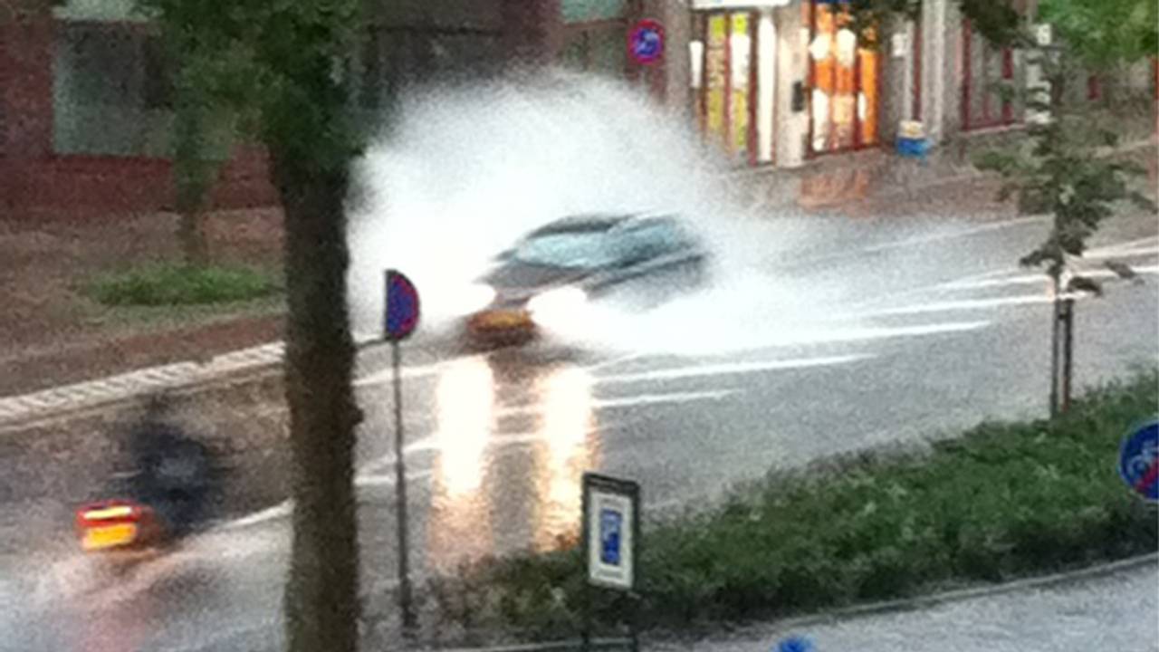 Wateroverlast in de Eindhovensestraat in Valkenswaard (foto: Frank Maessen)