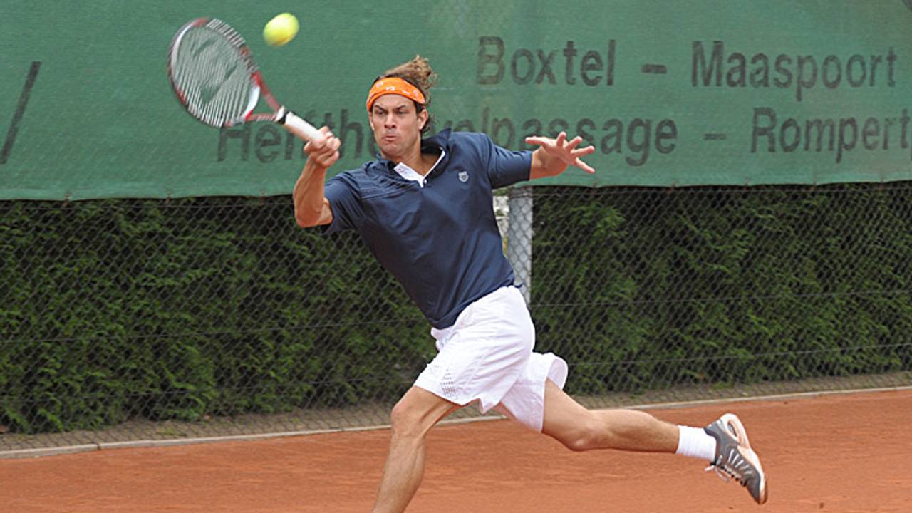 Peter Lucassen in actie als proftennisser (Archieffoto Henk van Esch)