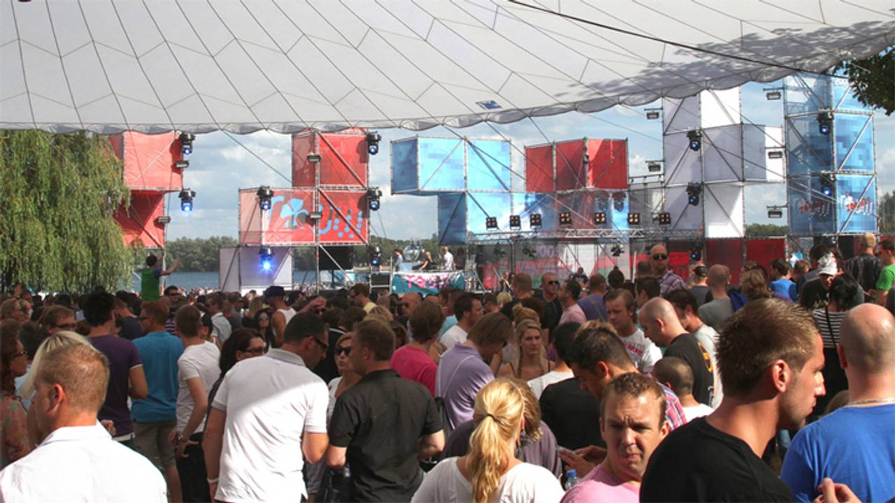 Het vliegveld als decor voor een dancefeest