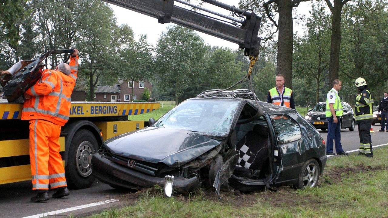 De auto raakte zwaar beschadigd. (Foto: Bart Meesters, Meesters Multi Media)