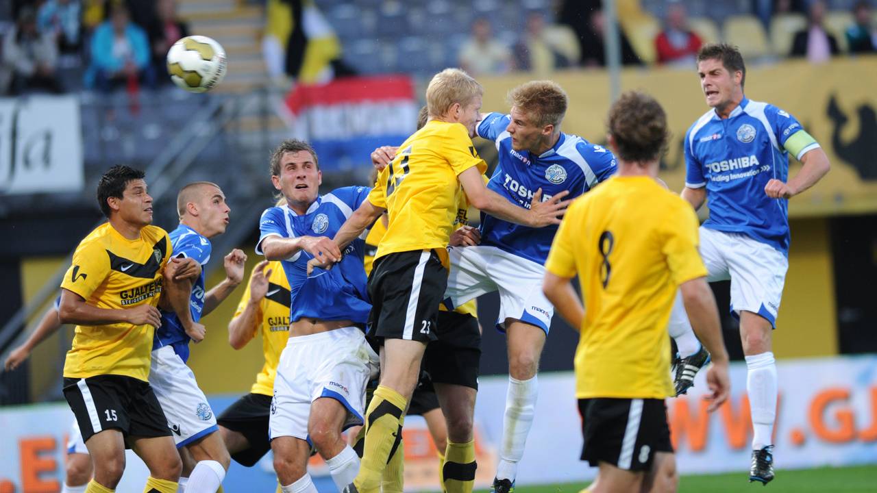 Tom van Weert kopt de 0-1 binnen. (Foto: Henk van Esch)