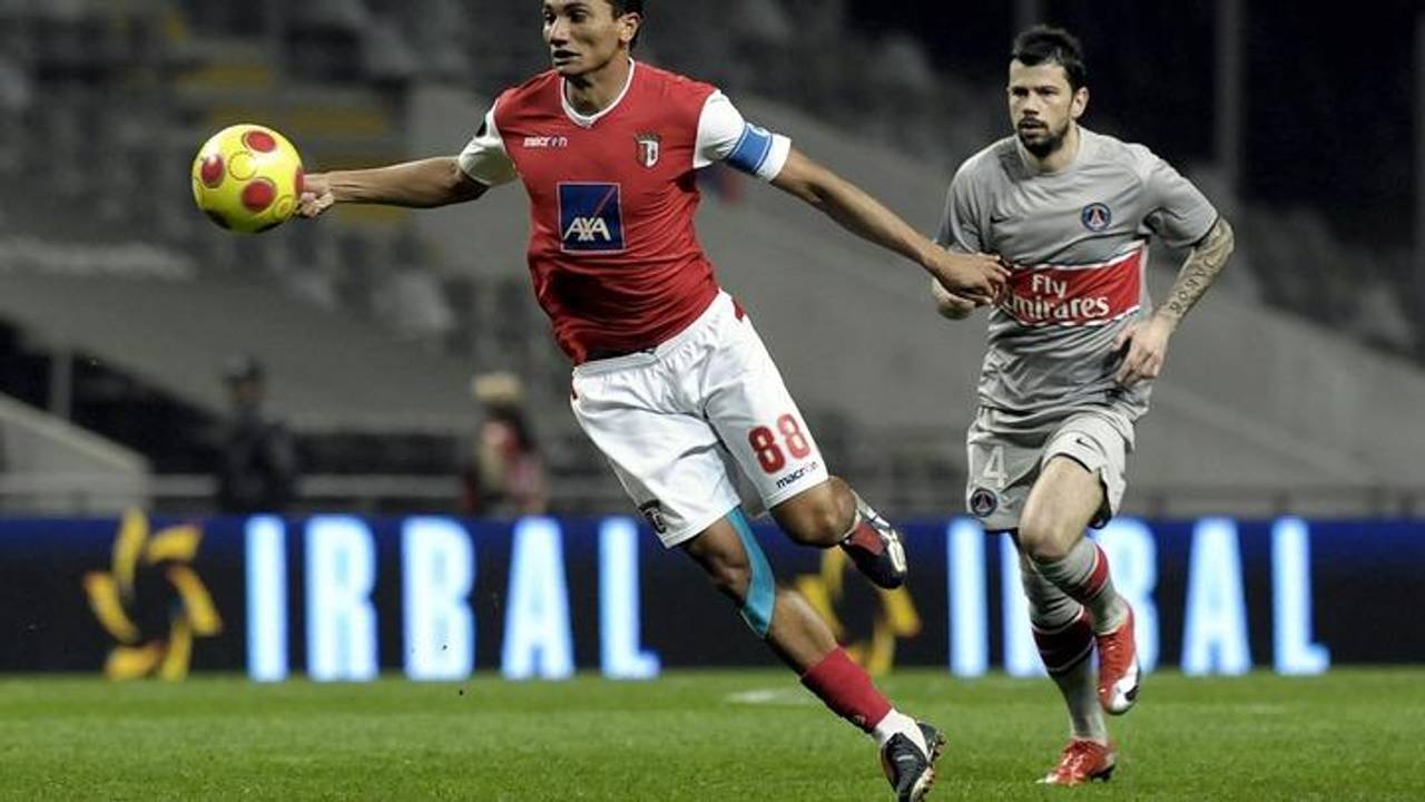Kezman (rechts) in actie namens PSG (Foto: ANP)
