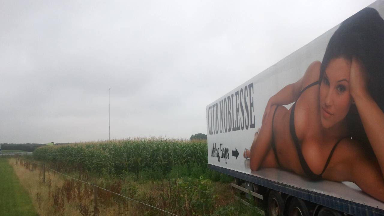 Reclamebord van Club Noblesse (foto: Twitter / Robert Hermens)