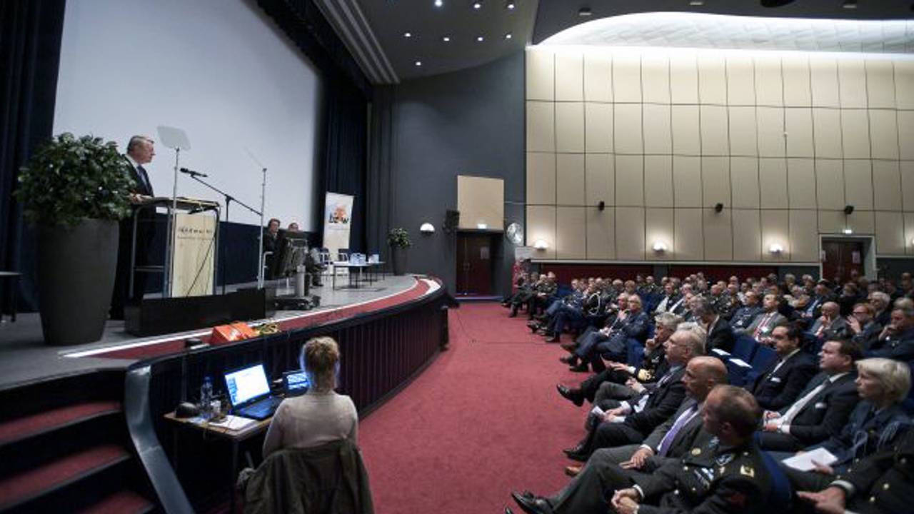 Minister Hillen spreekt de BZW-leden toe