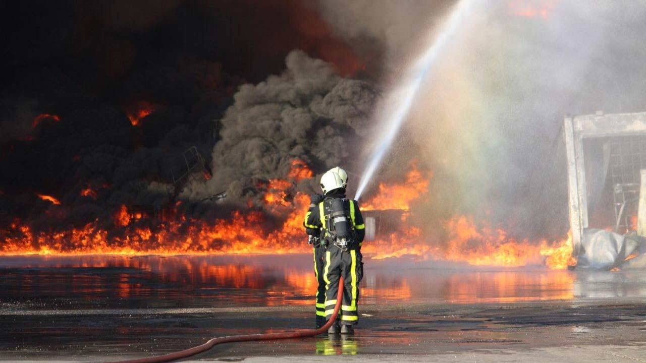 De brand bij Chemie-Pack in Moerdijk was enorm.