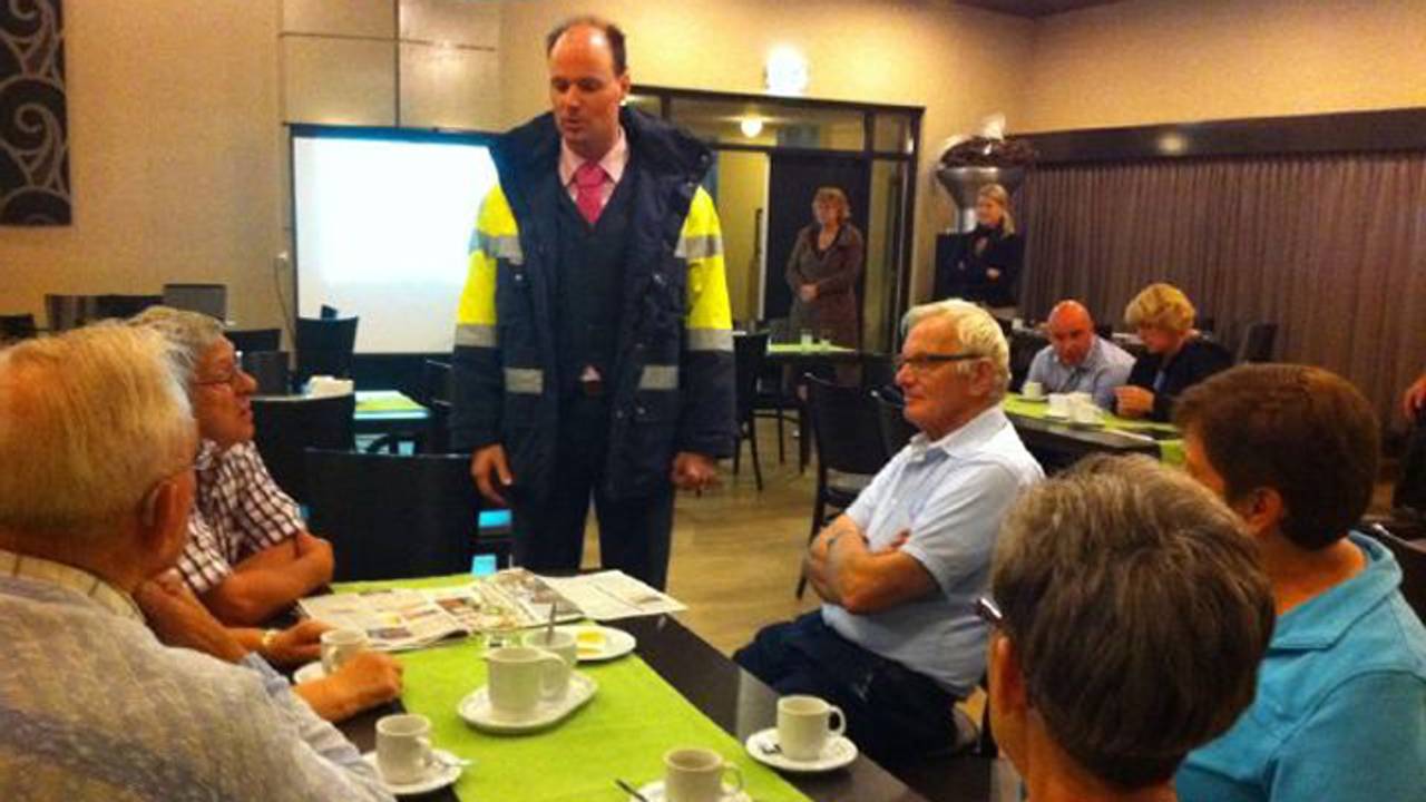 Bewoners worden opgevangen. (Foto: Marieke Boerefijn)