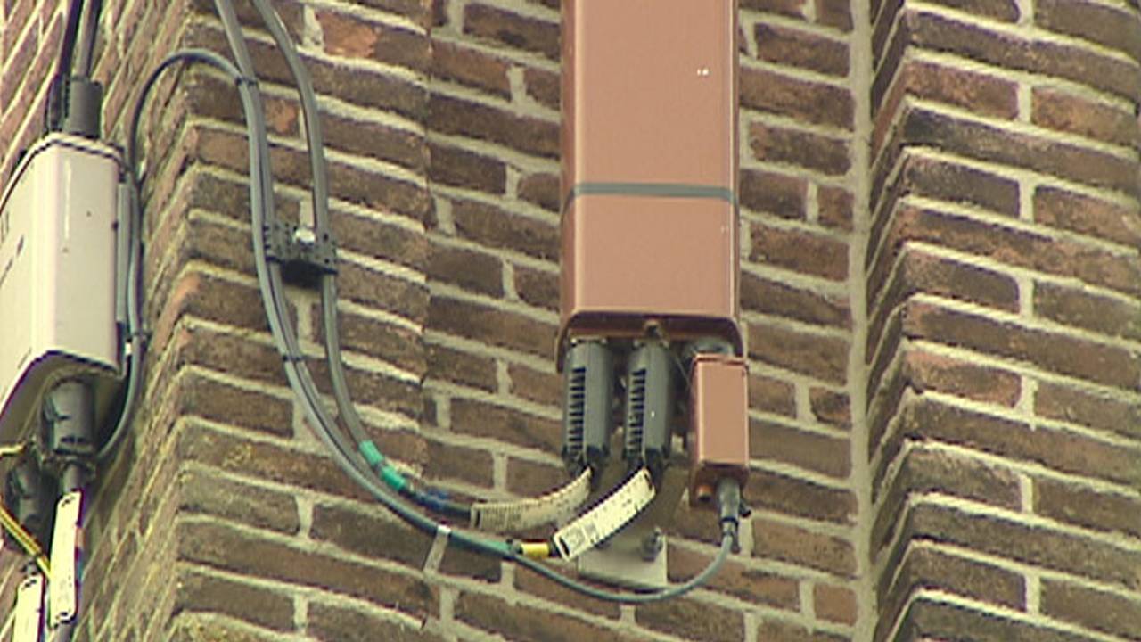 De UMTS-mast aan de voorgevel van de kerk.