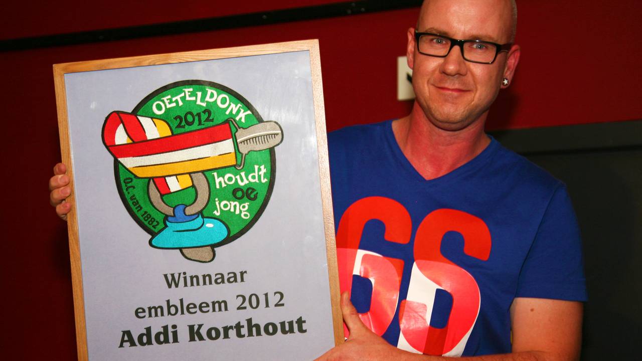 Addi Korthout met zijn winnende embleem (foto's: Martijn de Bie)