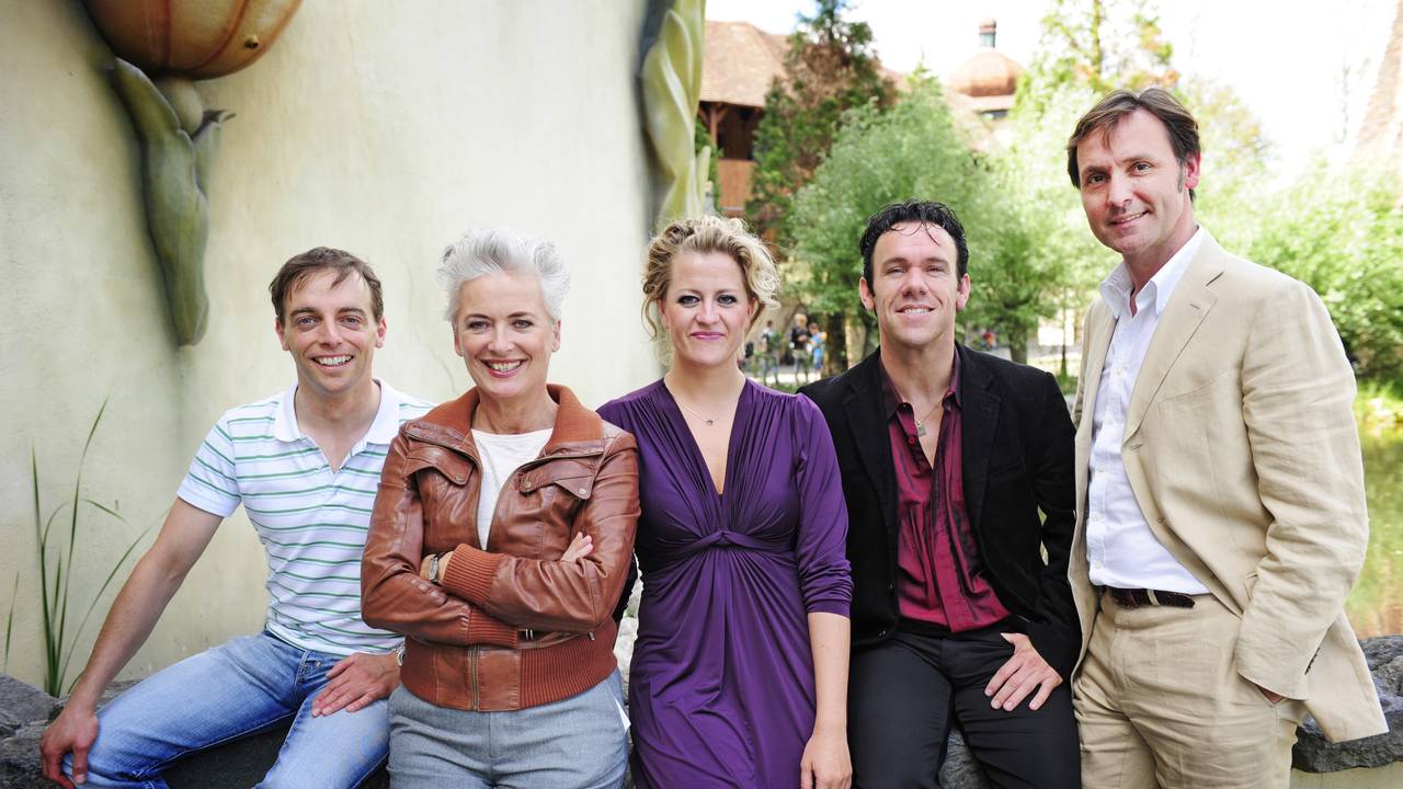 De cast van Droomvlucht; Hugo Haenen geheel rechts (foto: ANP)