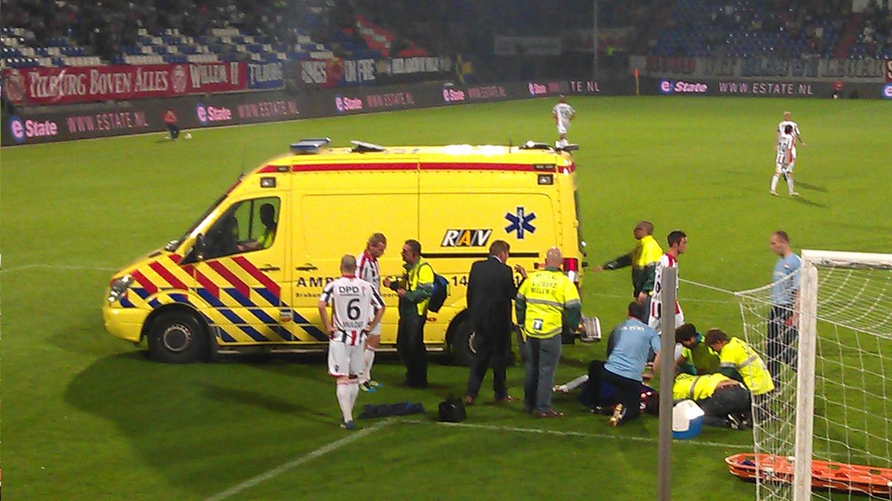 Ambulance op wedstrijdveld / Foto: @petervangool
