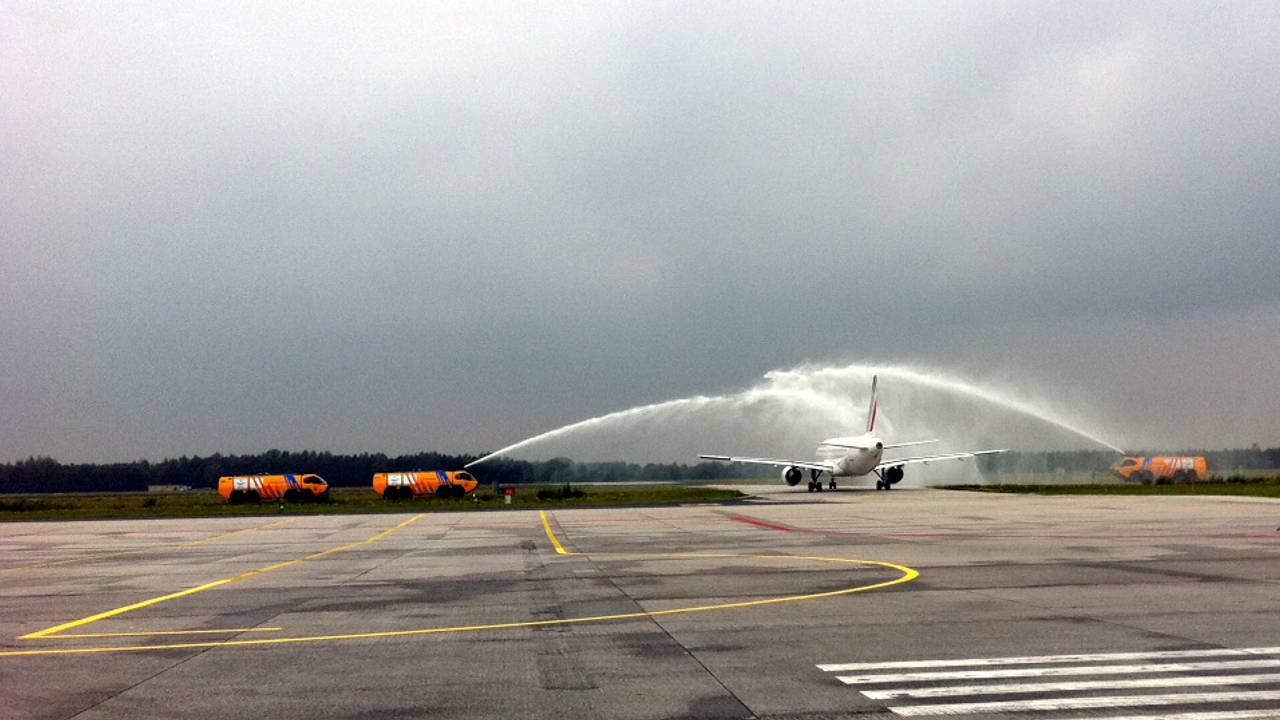 Crash tenders maken een ereboog bij vertrek van het eerste Air France-toestel (foto: Raoul Cartens)