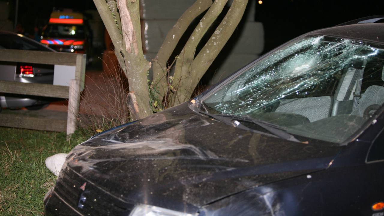 De auto raakte zwaarbeschadigd (Foto: FPMB Erik Haverhals)