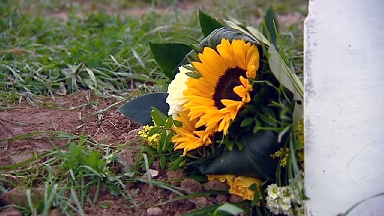 Bloemen op de plaats van het ongeluk.