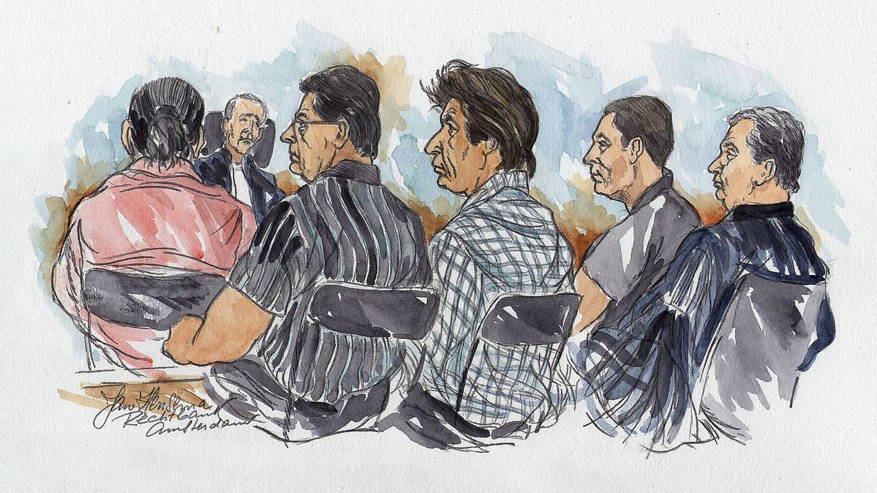 Senol Tuna, tweede van rechts. Tekening uit 2006. (Foto: ANP)