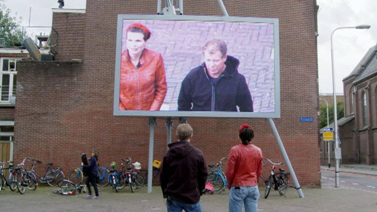 Martin en Inge Riebeek bij hun kunstwerk.