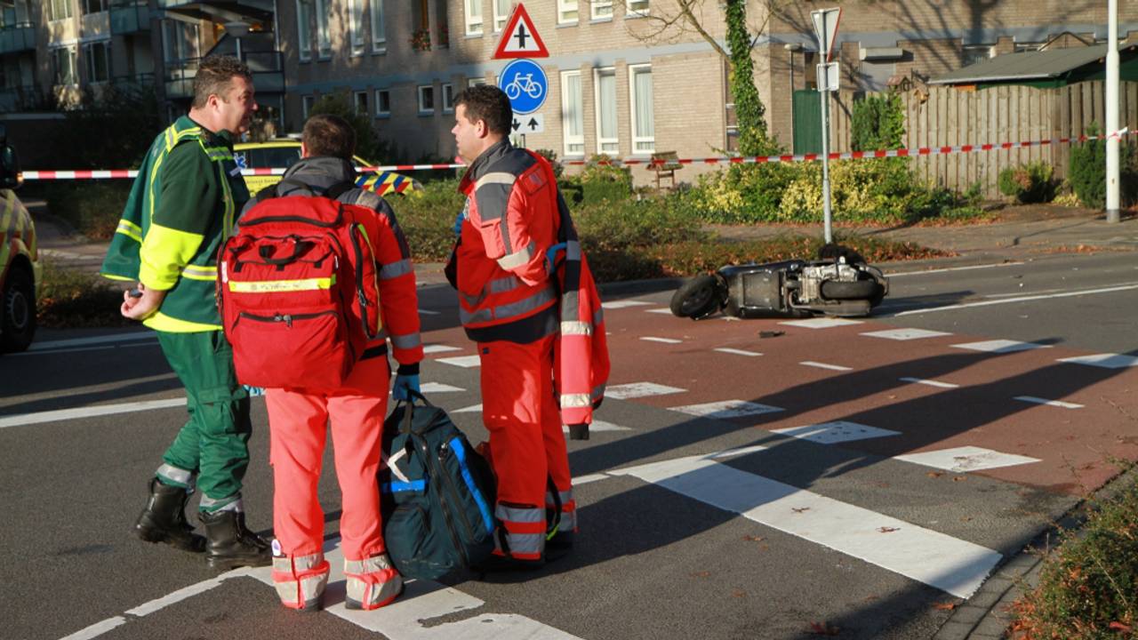 De snorfietser is aangereden door een auto. (Foto: Gabor Heeres/SQ Vision)