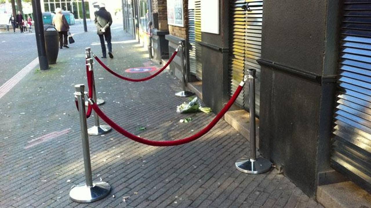 Bloemen bij Club Seven. (Foto: Alice van der Plas)