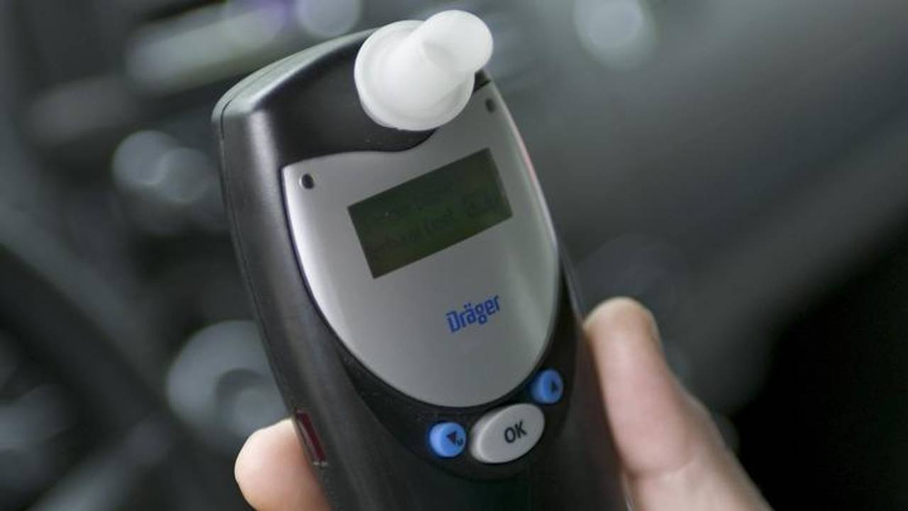 Dronken moeder en vader met drie kinderen in de auto