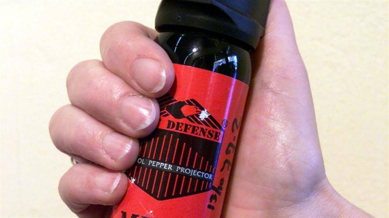 De verkeersregelaar kreeg pepperspray in zijn ogen.
