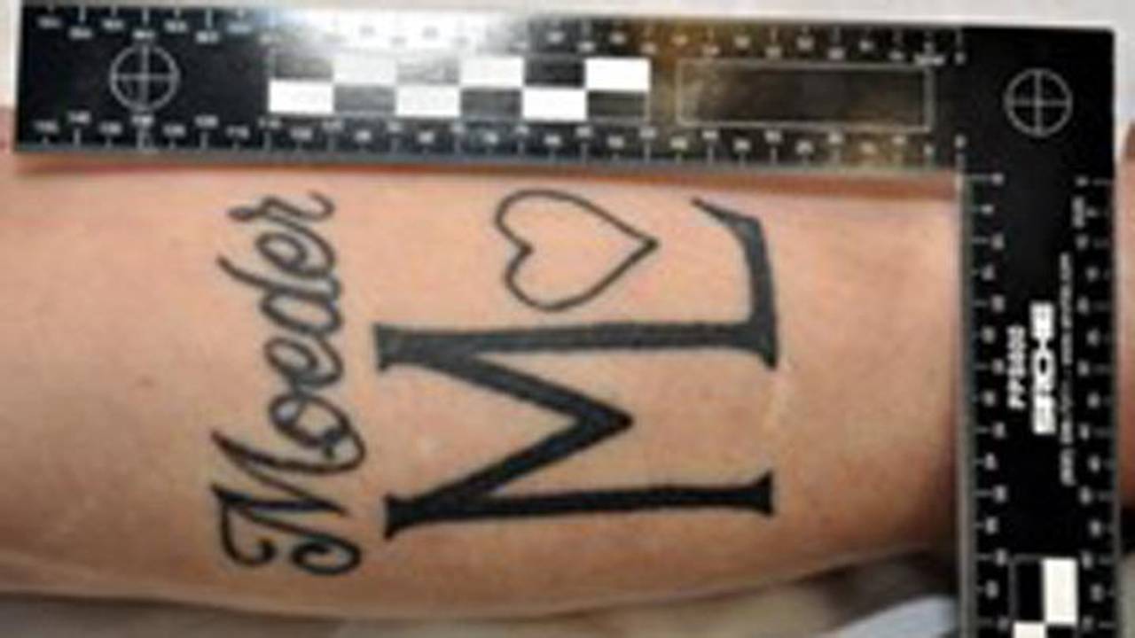 Een tatoeage van de man (Foto: Politie)