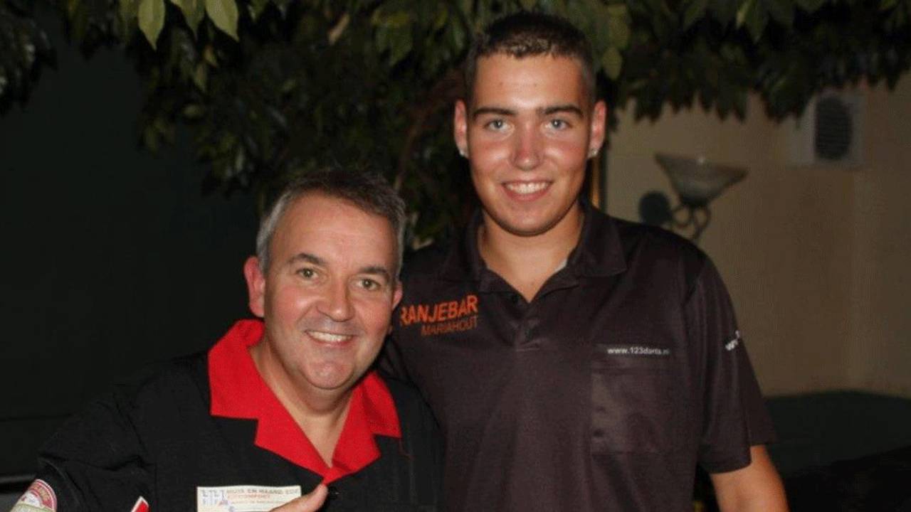 Van de Pas (rechts) met de beste darter ter wereld, Phil Taylor.