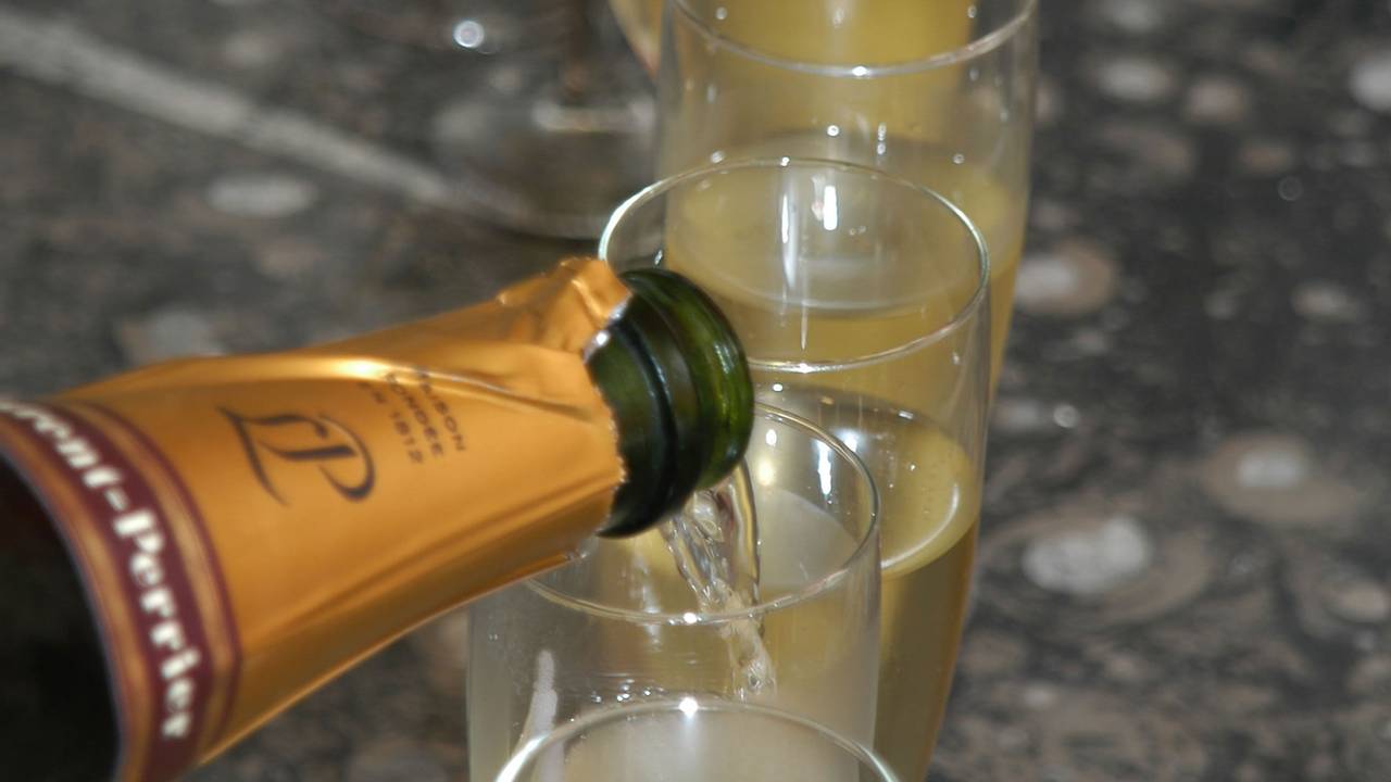 Man steelt champagne uit slijterij.