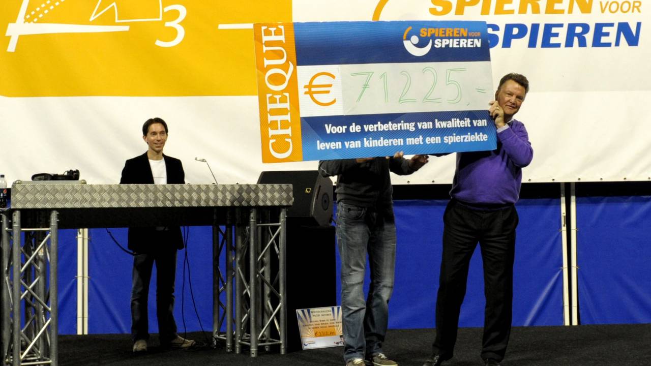 Louis van Gaal nam de cheque in ontvangst.