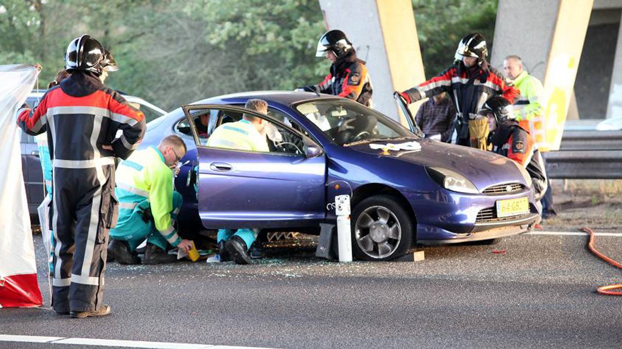 Hulpdiensten bezig na ongeluk op A58 (foto: Jeroen Stuve - Mainstay Media Breda)