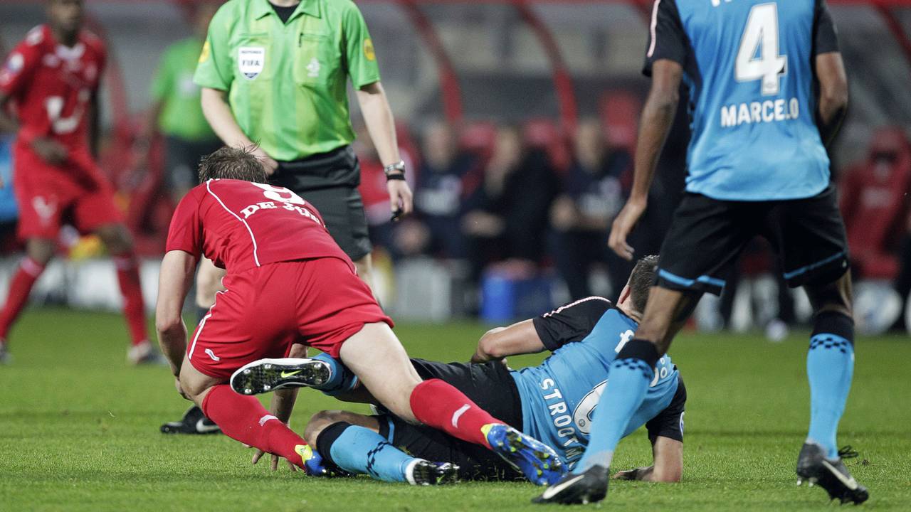 De tackle van Strootman op De Jong kostte de PSV'er rood (foto: ANP).
