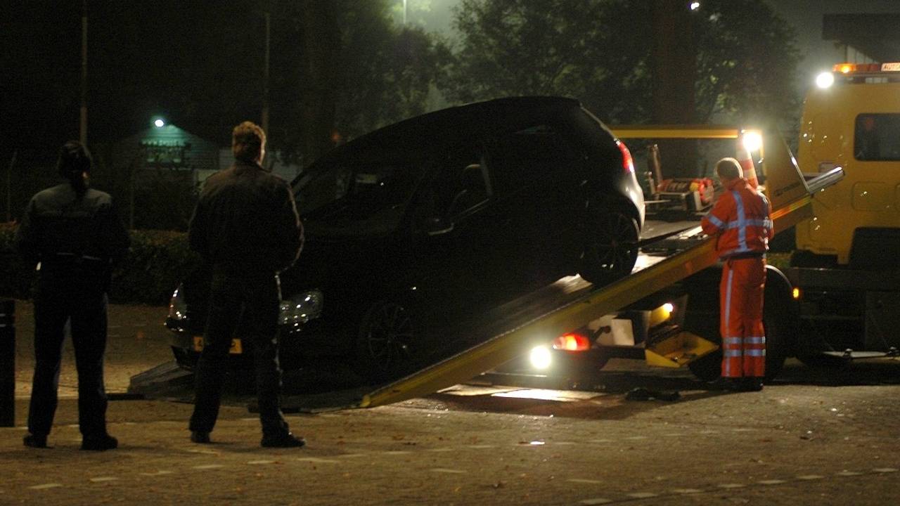 De politie neemt de gestolen auto in beslag.