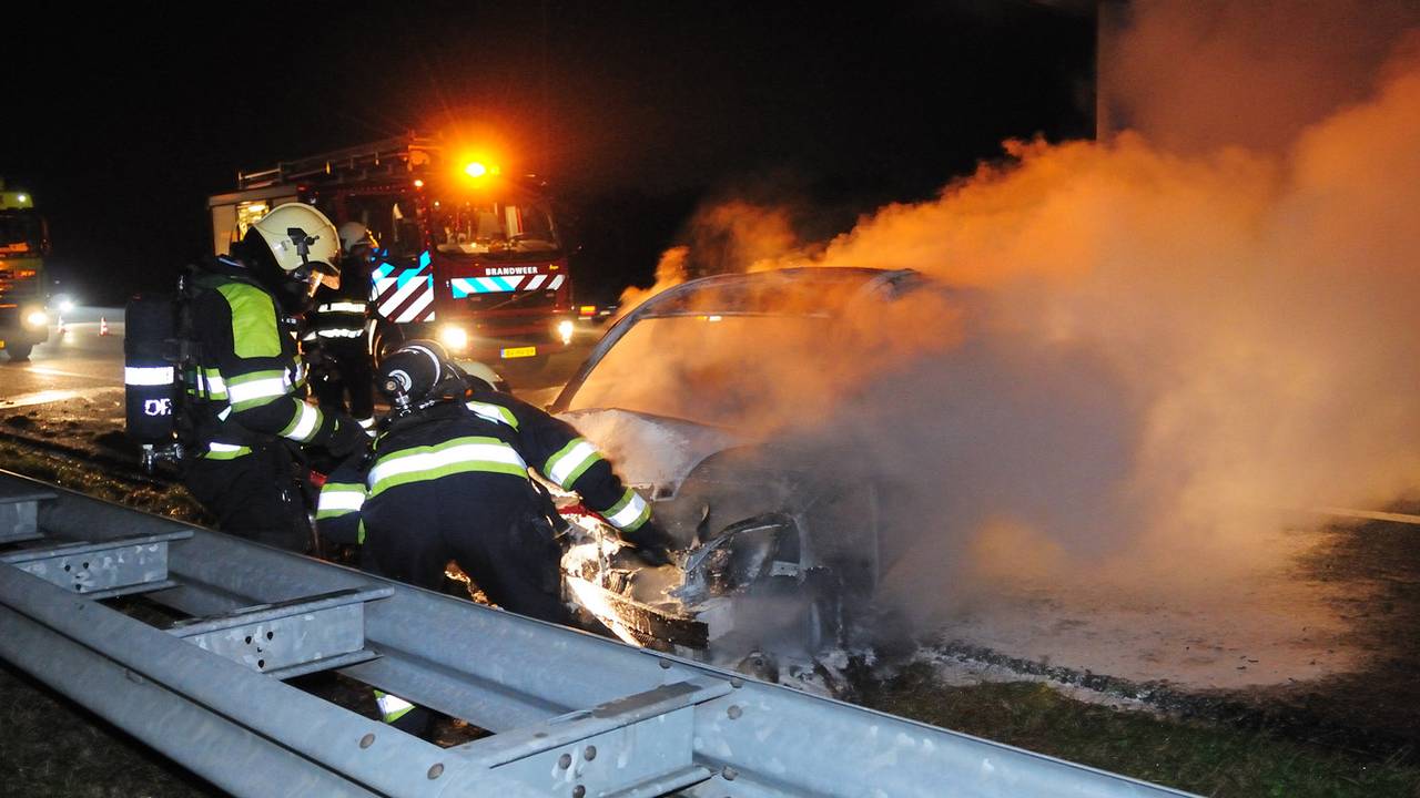 De auto brandde volledig uit  (foto: Mainstay Media Breda / Rob de Haas).