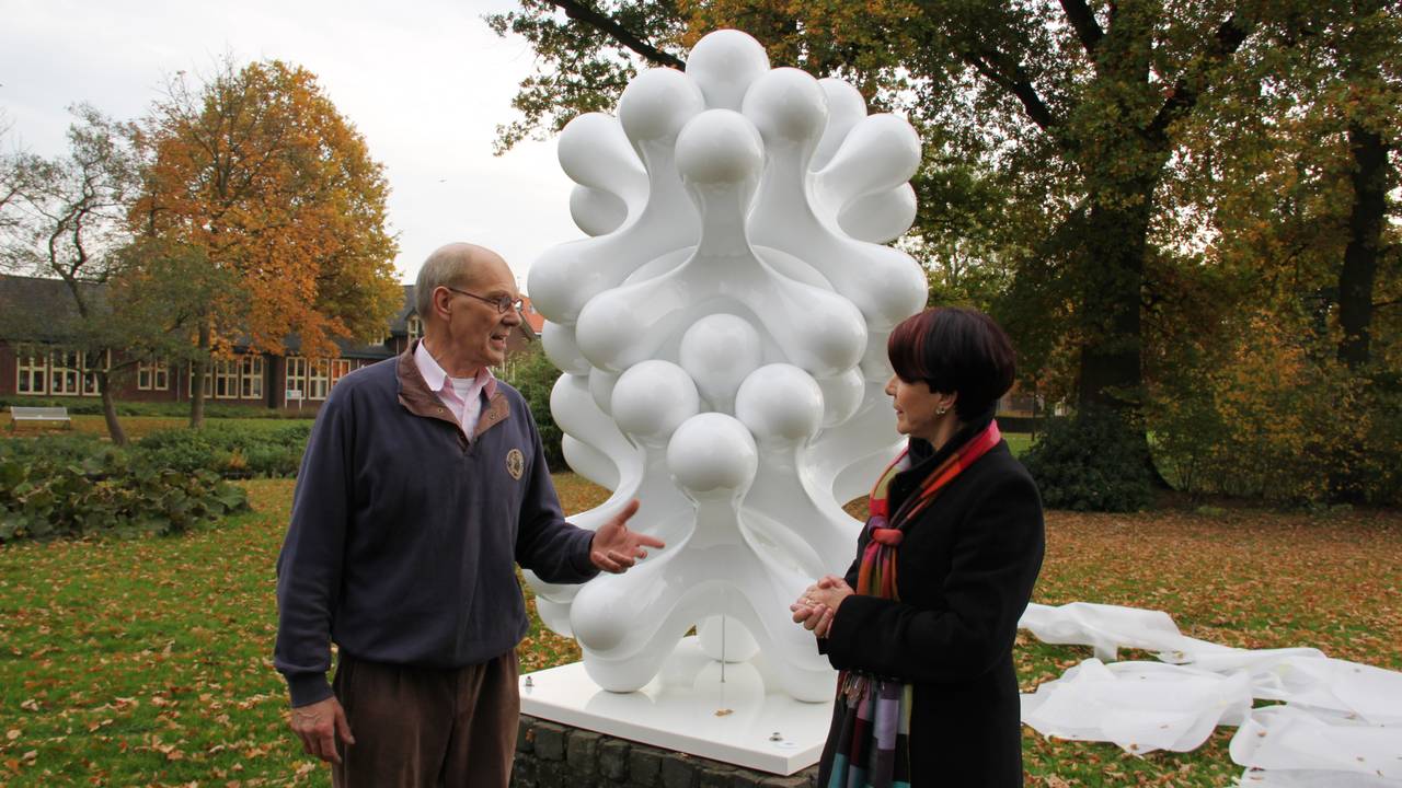 Het kunstwerk 'de Stapeling' staat weer in het Weijerpark.