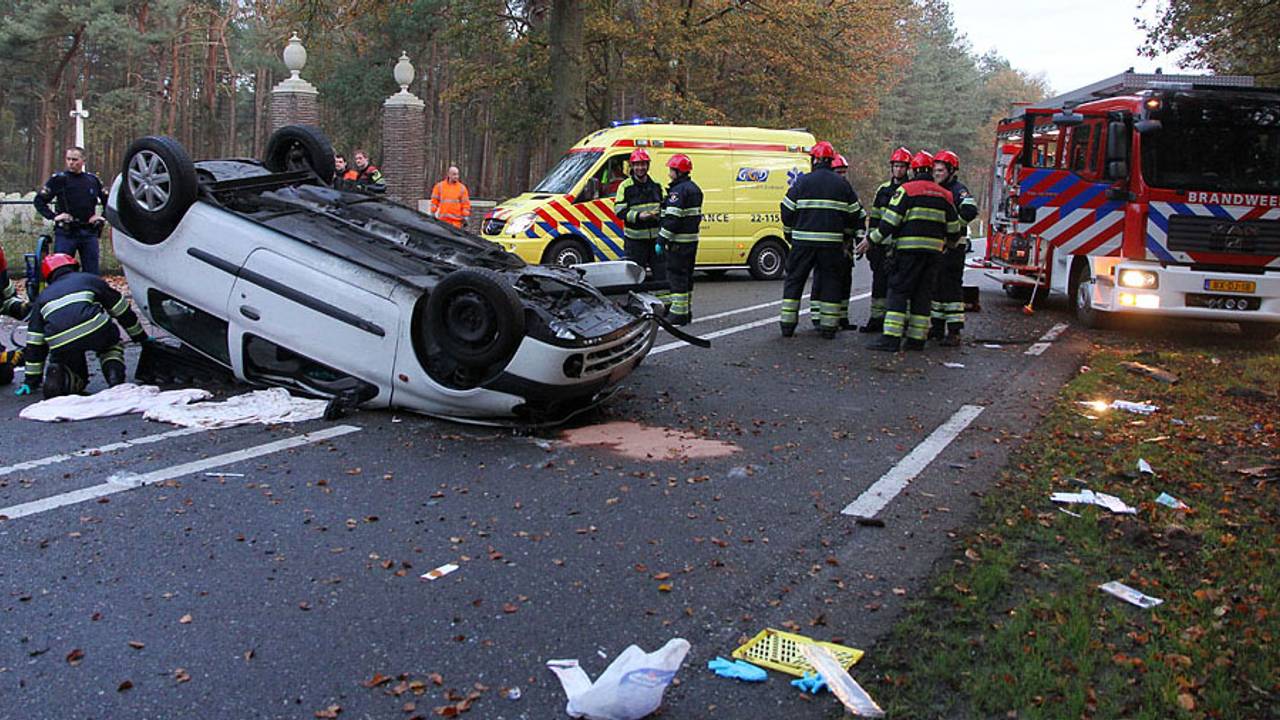 De auto belandde ondersteboven op de weg (foto: SQ Vision, Hans van Hamerveld).