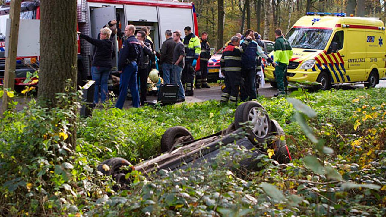 De auto ligt ondersteboven in de sloot (foto: SQ Vision, Sander van Gils).