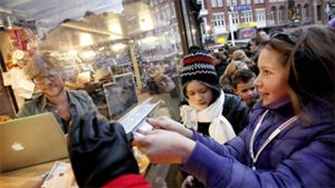 Donaties bij het Glazen Huis in Eindhoven (Foto: ANP)