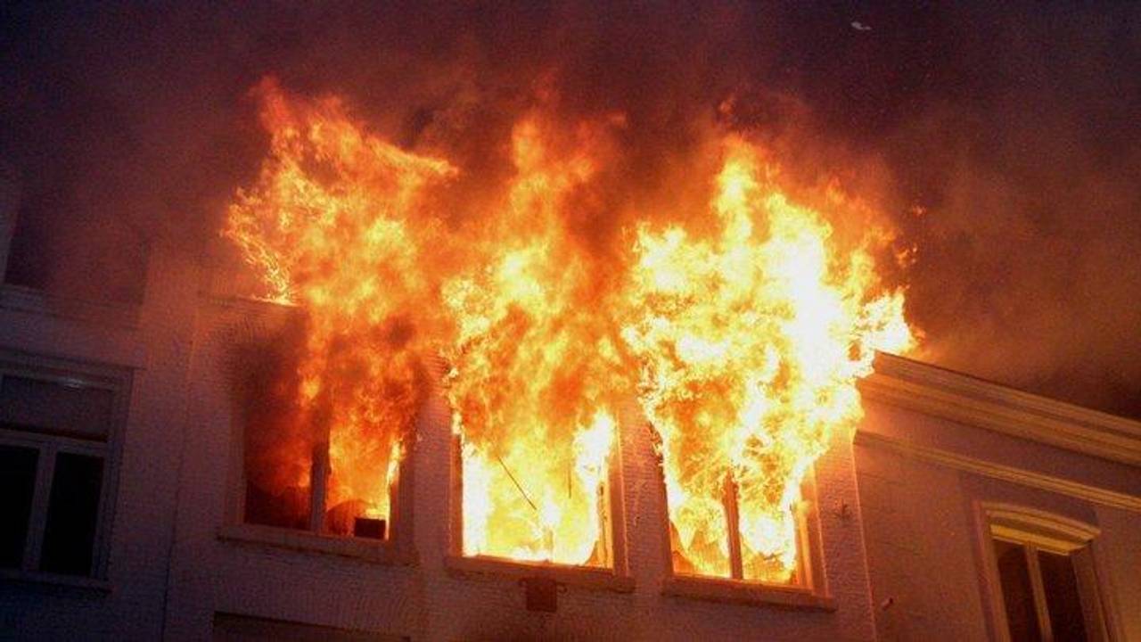 De felle brand aan de Vughterstraat (foto: Bart Meesters)close