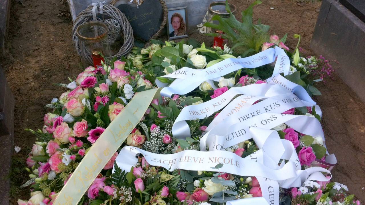 Bloemen bij het graf van Nicole van den Hurk (archieffoto)