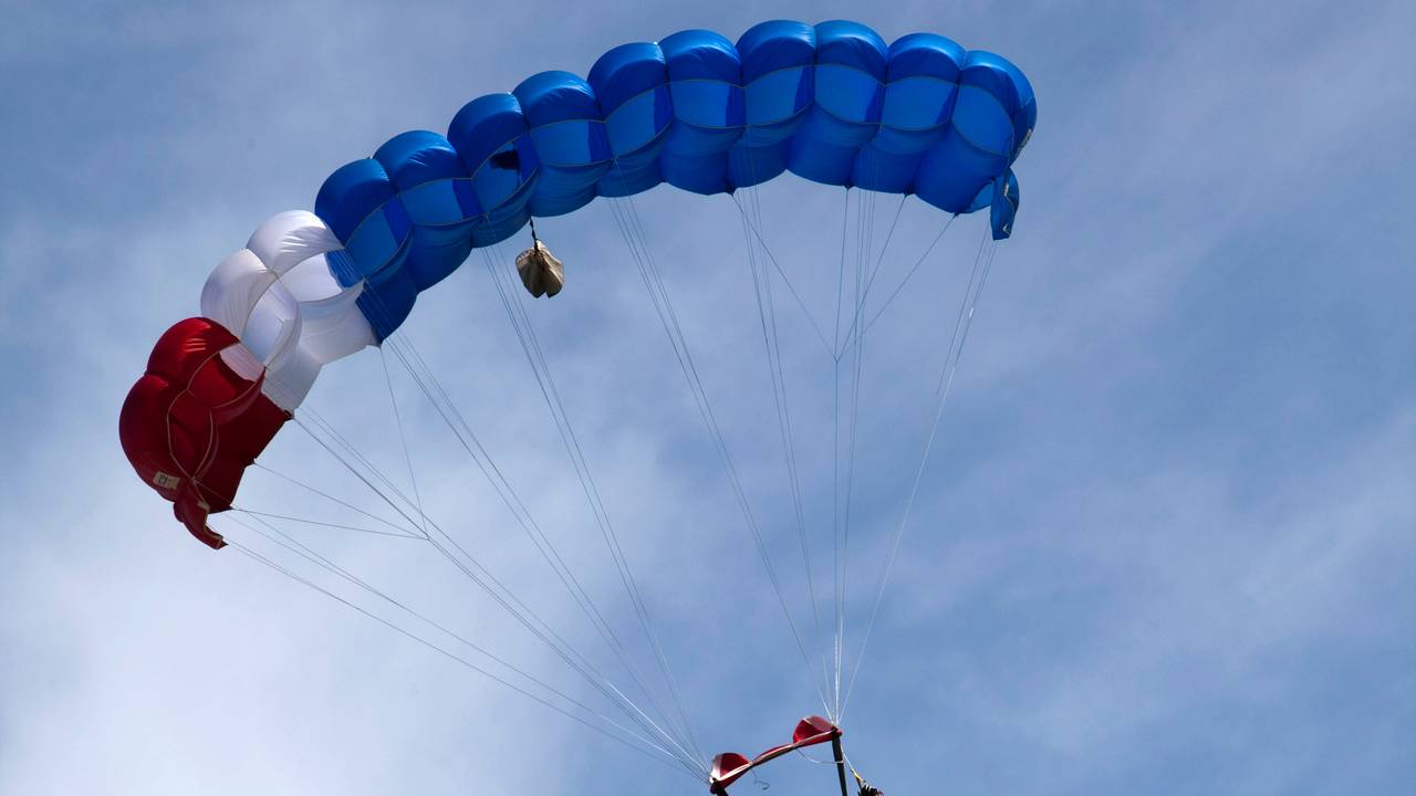 Burgemeester Niederer waagt zich aan een parachutesprong
