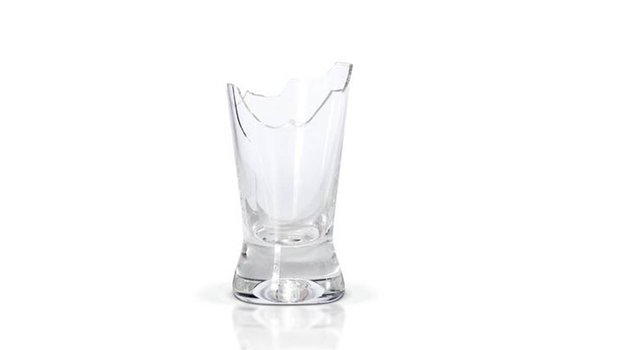Vrouw toegetakeld met glas (foto: archief).