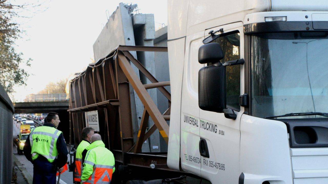 Vrachtwagen na botsing met het viaduct