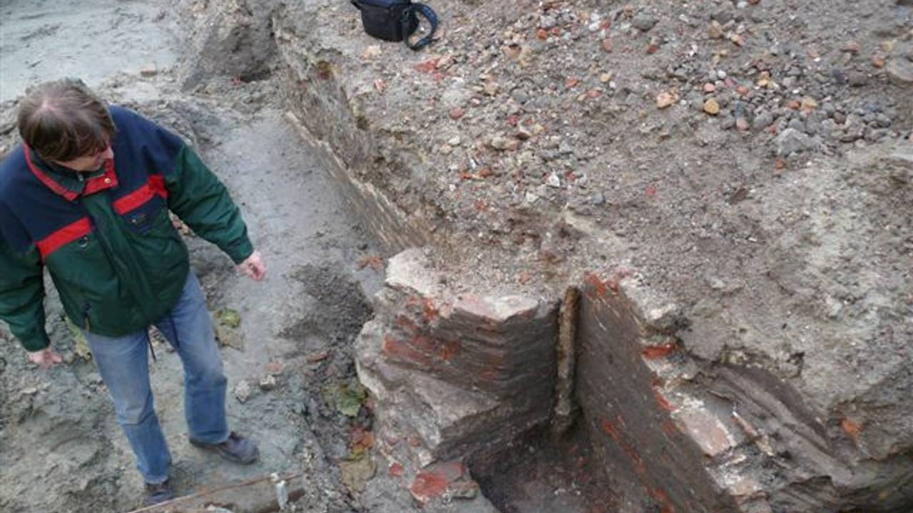 Stadsarcheoloog Marco Vermunt bij de resten (foto: gemeente Bergen op Zoom)