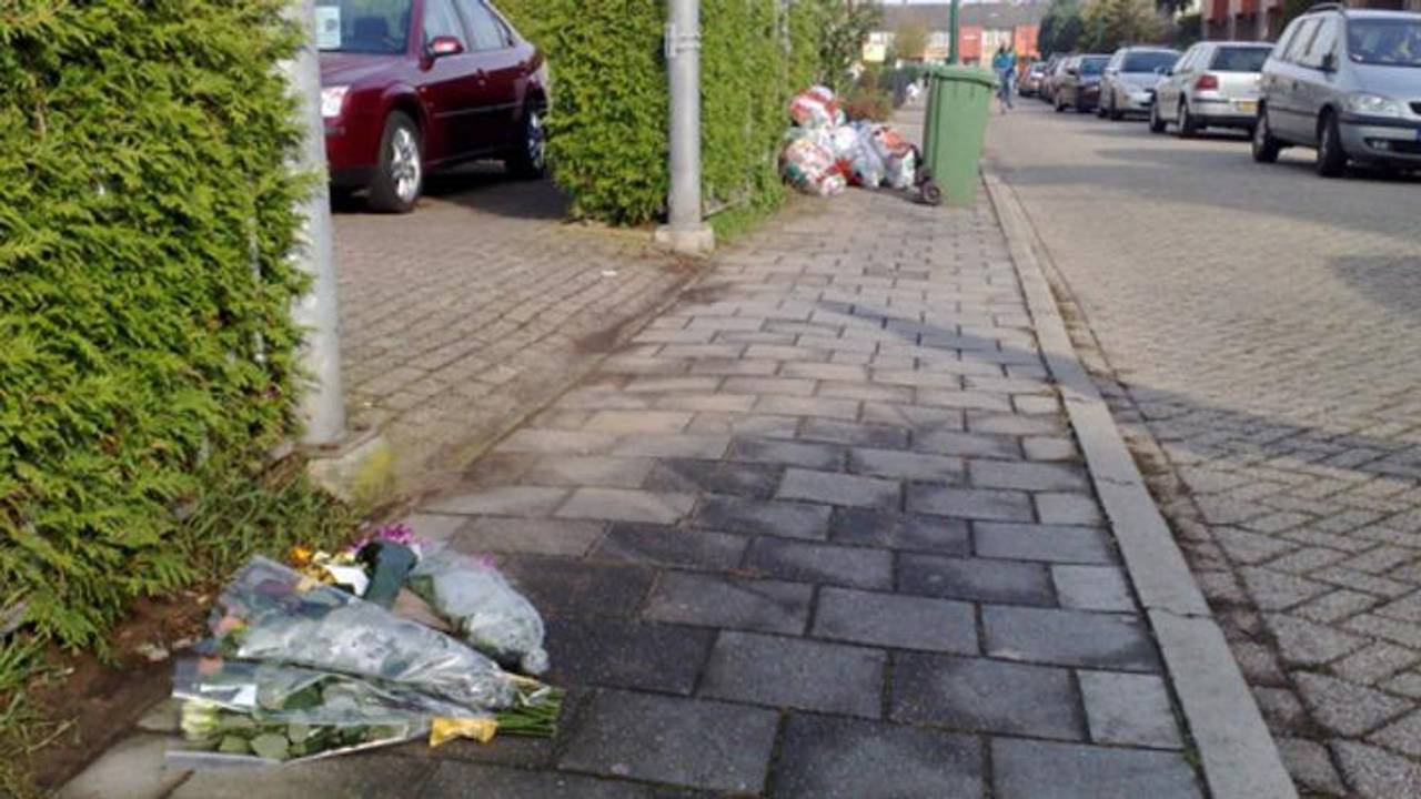 Bloemen op de plaats waar de steekpartij plaatsvond