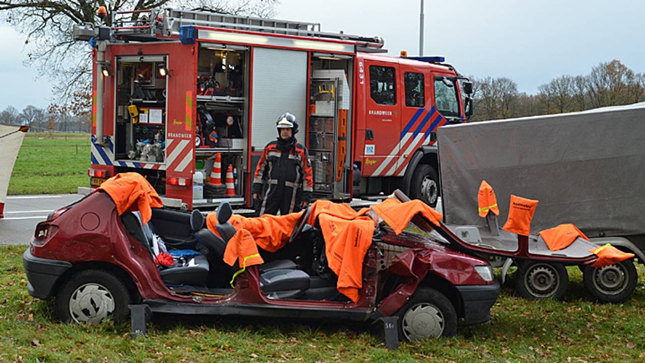 De gehavende auto van het slachtoffer (Foto: Jules Vorselaars)