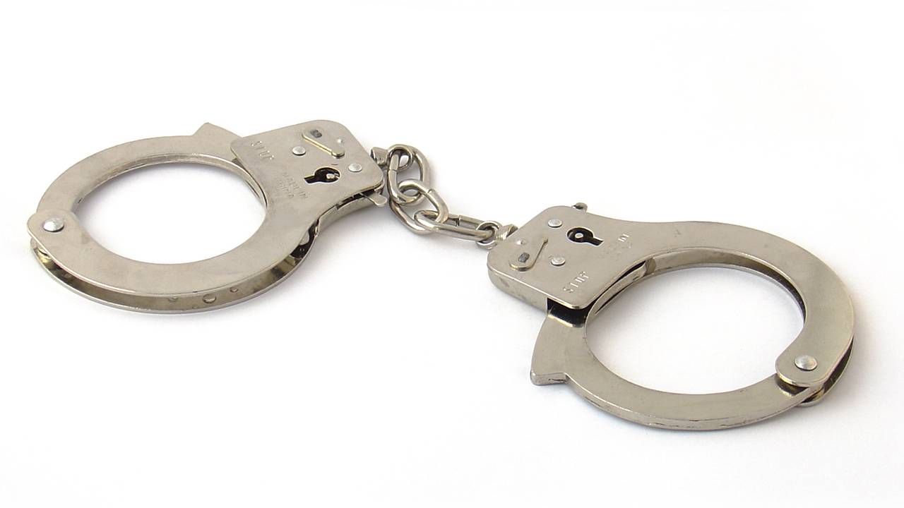 Drietal mishandelt en berooft man (18).